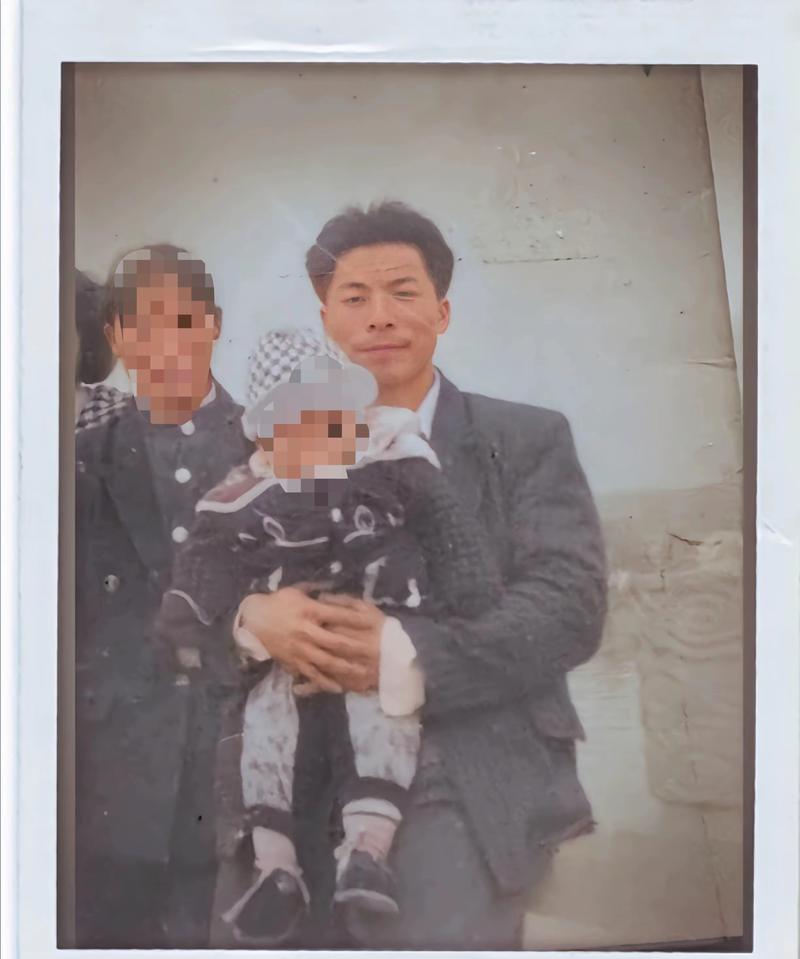 李某平与家人。受访者供图