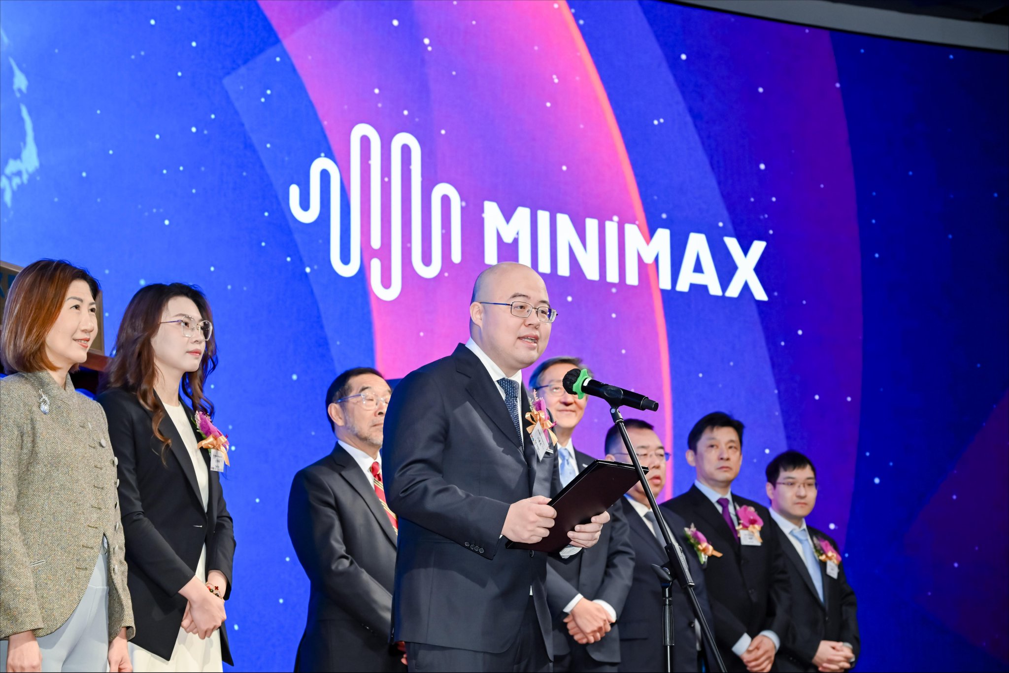 MiniMax盘中一度涨超80%,历史上IPO规模最大的AI大模型公司诞生,引爆港股市场__财经头条