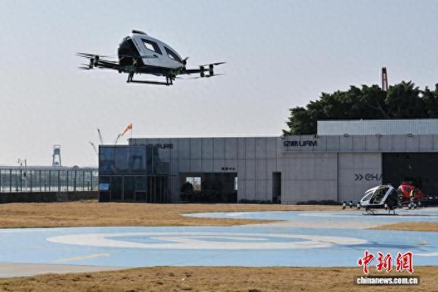 1月6日，亿航智能的无人驾驶载人航空器EH216-S在执行飞行指令。 中新社记者 陈楚红 摄