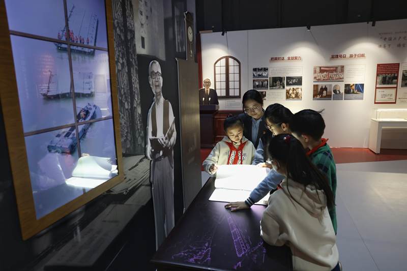 1月9日，中国科技馆，小学生们在参观茅以升生平事迹展。新京报记者 浦峰 摄