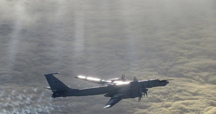 俄反潜机首次在北极空中加油