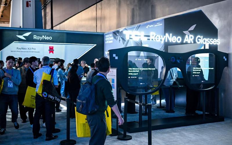 雷鸟创新智能眼镜展台。受访者供图