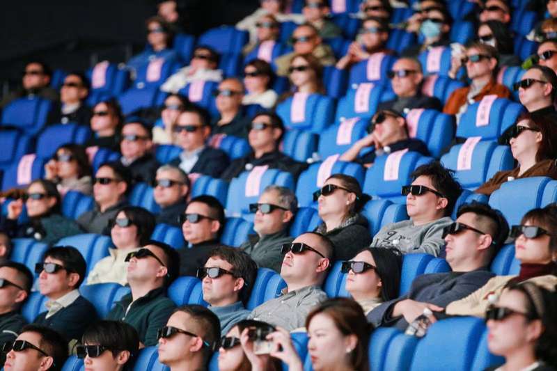 首映礼上，观众通过LED巨幕放映系统观看影片。