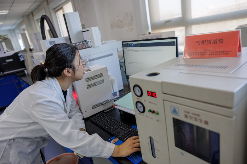 孙婧正在看电脑上的数据。新京报记者 王子诚 摄