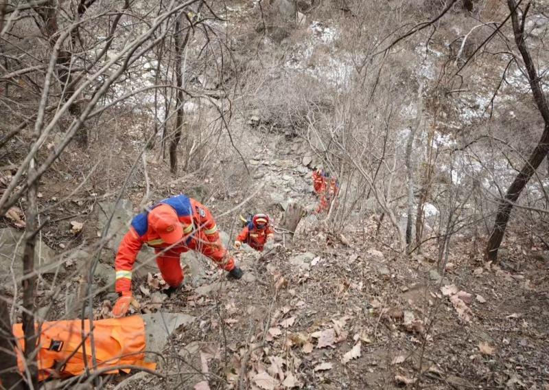 从山下向上攀爬比较难，坡面接近80度，被碎石和树叶覆盖。密云消防供图