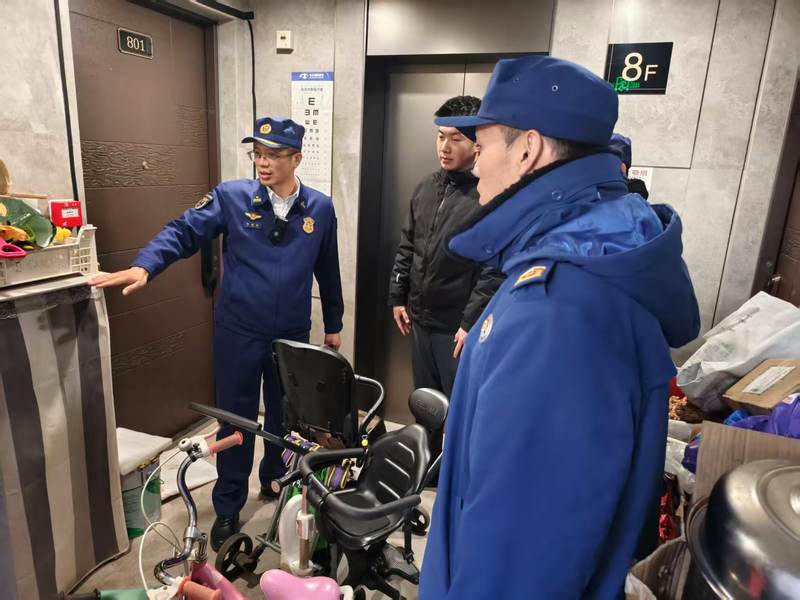 检查中，监督执法人员发现有自行车和杂物占用、堵塞消防通道。大兴消防供图