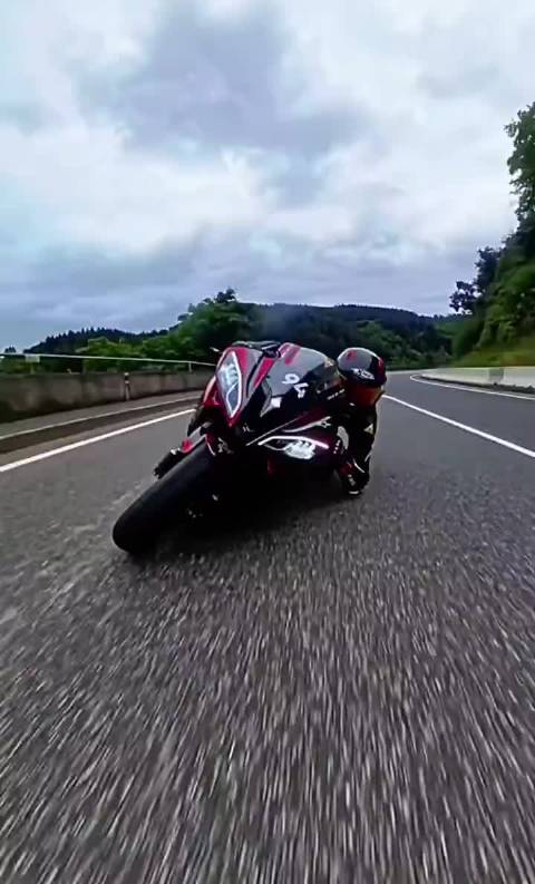 曼岛TT摩托车赛平均车速超200公里,最高达330公里