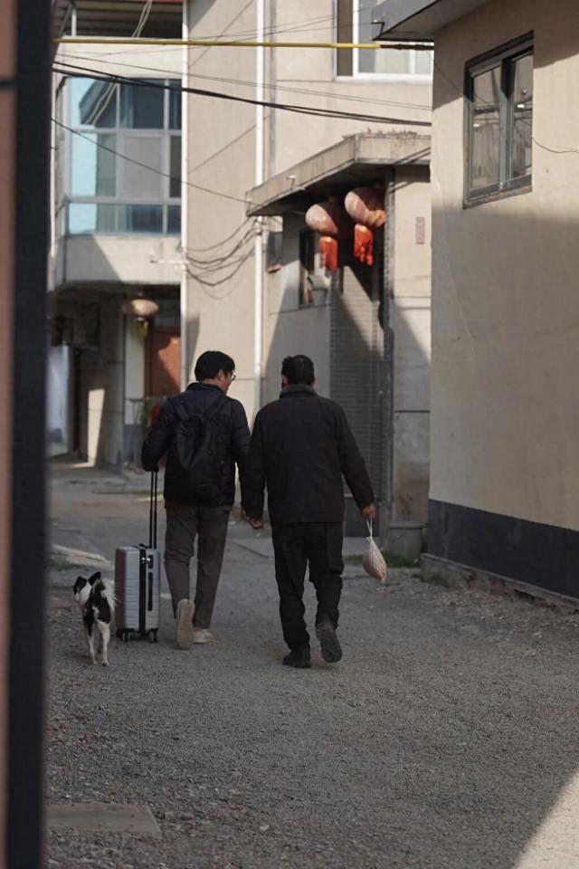 周成林送儿子返回上海（澎湃新闻 胡弘彪|摄）