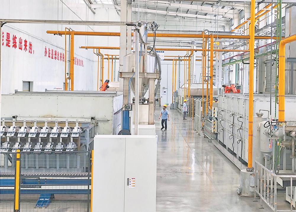 鼎泰新材料生产车间。