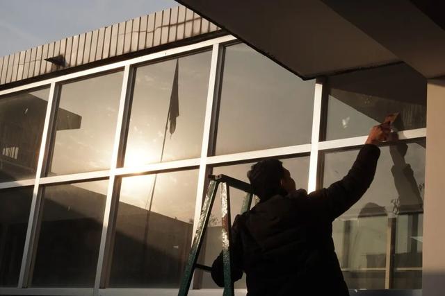 周波负责日常维护图书馆设施（澎湃新闻 胡弘彪|摄）