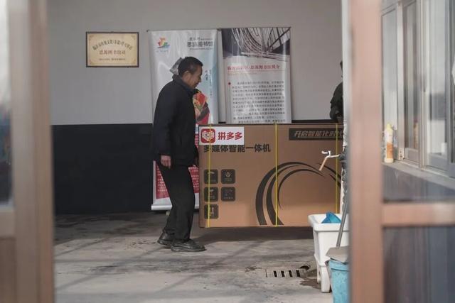 周成林把在拼多多上买的电子屏搬入图书馆（澎湃新闻 胡弘彪|摄）