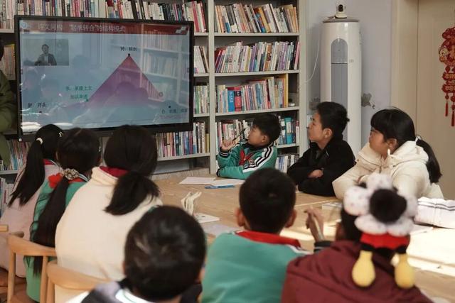 孩子们在图书馆收看周庆贵的远程直播（澎湃新闻 胡弘彪|摄）