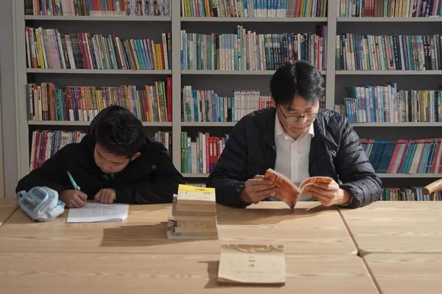 周庆贵和图书馆的小读者（澎湃新闻 胡弘彪|摄）