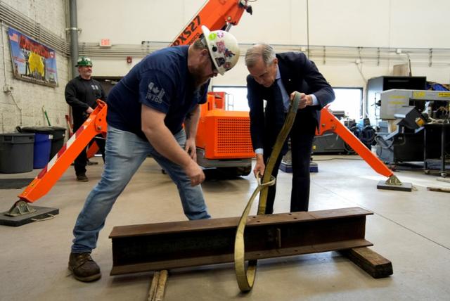 当地时间2025年11月27日，加拿大阿尔伯塔省，加拿大总理卡尼与当地钢铁工人会面。 IC Photo