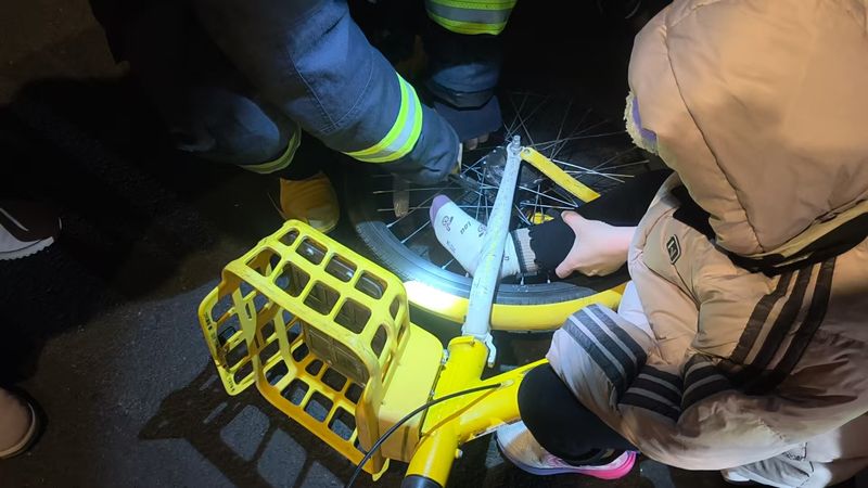 女童的右脚被牢牢卡在共享单车前轮辐条与车架中。石景山消防供图