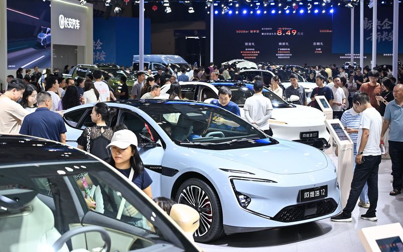 2025年9月，世界智能产业博览会在重庆举办，多款智能网联新能源汽车集中展出，吸引众多参观者。图/IC photo