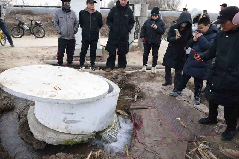 保定徐水区南街村一口机井自然喷涌，吸引不少市民专程来围观。 新京报记者 李英强 摄