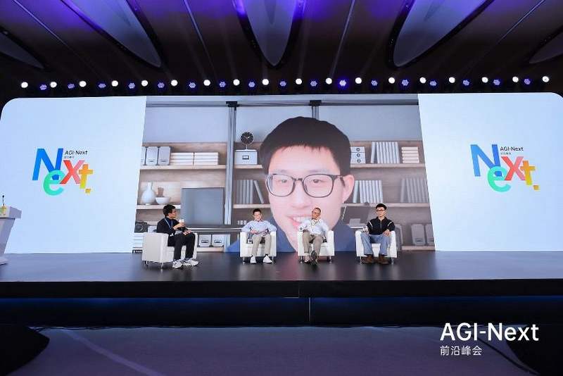 腾讯“CEO/总裁办公室”首席AI科学家姚顺雨参与圆桌讨论。主办方供图