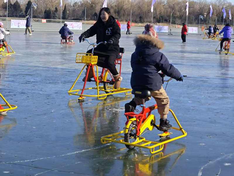 本周末，玉渊潭公园冰场开启试营业。玉渊潭公园供图