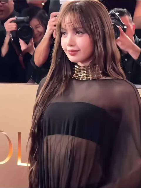 Lisa金球奖第一套,第二套造型服装来啦_新浪新闻