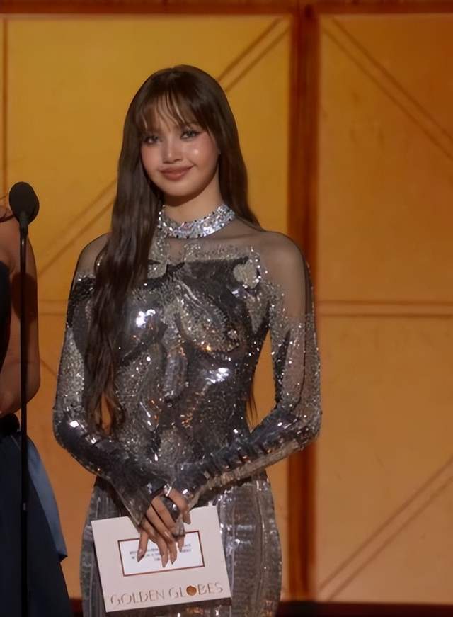 Lisa出席金球奖:苹果肌饱满有福相,凭白莲花度假村打入欧美圈|红毯|偶像|舞台|眼线|腮红_新浪新闻