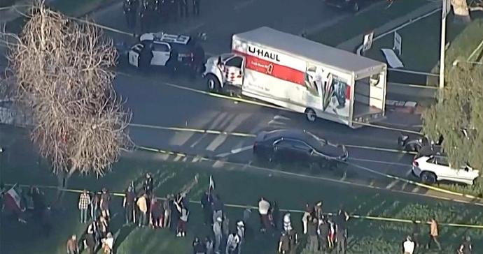 洛杉矶集会卡车冲入人群，至少两人轻伤