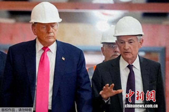 资料图：当地时间2025年7月24日，美国总统特朗普与美联储主席鲍威尔在美联储大楼。