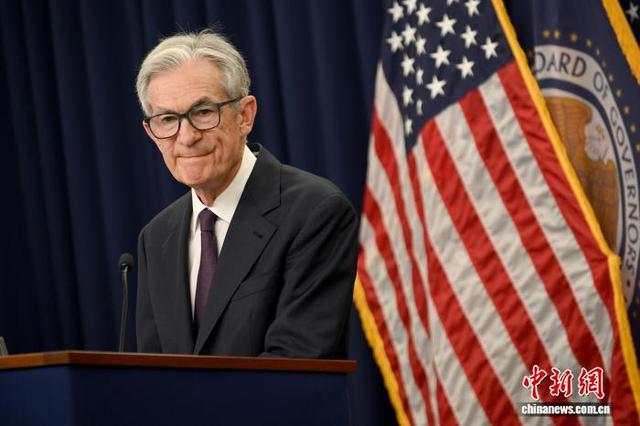 图为2025年6月18日，美联储主席鲍威尔出席记者会。中新社记者 陈孟统 摄