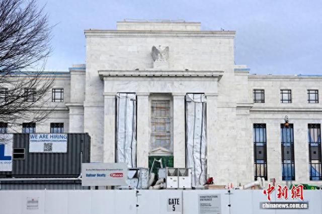 图为2025年12月31日，正在施工中的美联储总部大楼。中新社记者 陈孟统 摄