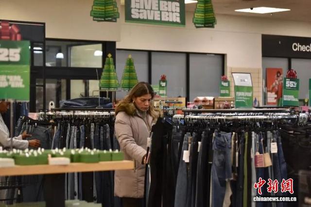 美国民众在弗吉尼亚州一折扣店购物。(资料图)中新社记者 沙晗汀 摄