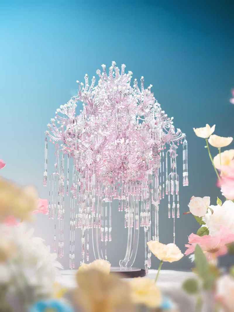 东莞市一家企业生产的金属拼图“粉黛二十二凤冠”，在全球掀起了国潮时尚。受访者供图