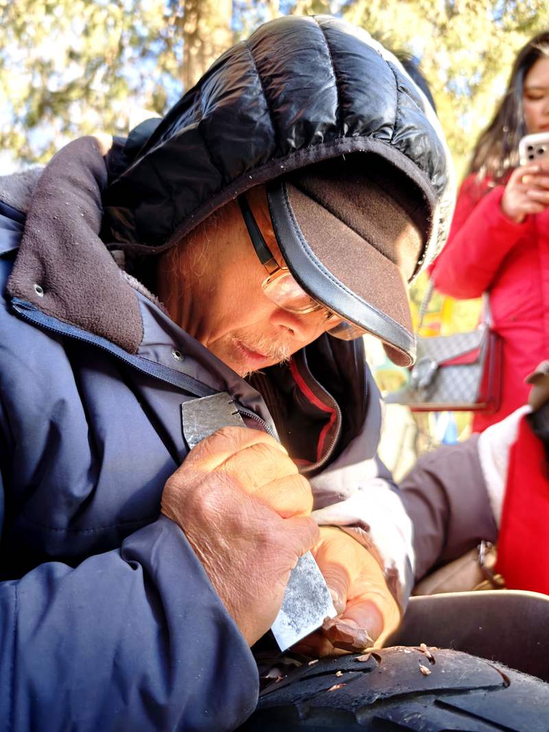 1月11日，记者探访什刹海“木雕大爷”出摊儿。新京报记者 王巍 摄