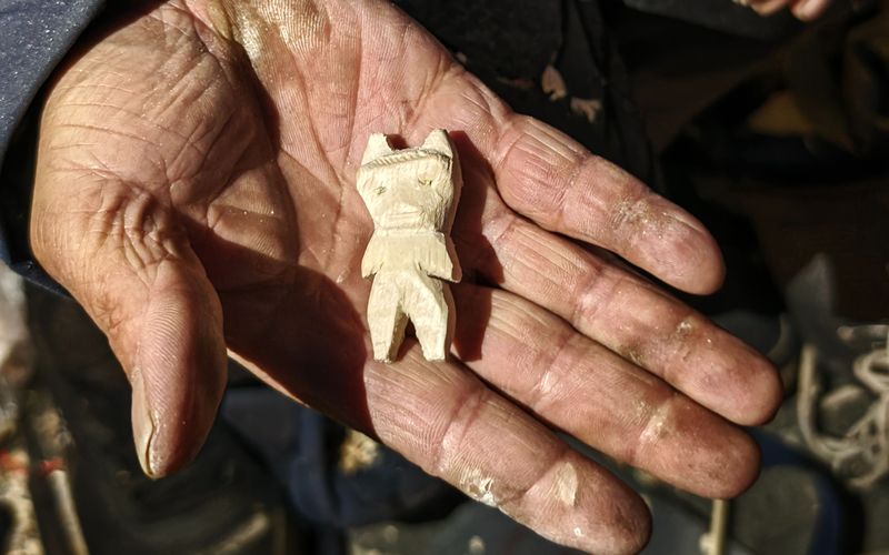 “木雕大爷”展示他雕刻的木刻。新京报记者 王巍 摄