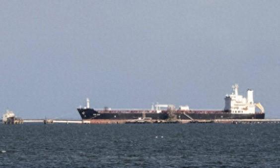 一艘停靠在委内瑞拉港口的油轮 外媒资料图