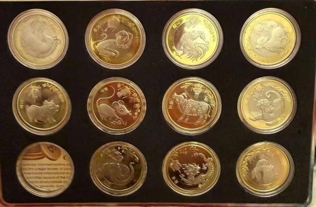 图为受访者分享自己收集的11套生肖币。图库受访者