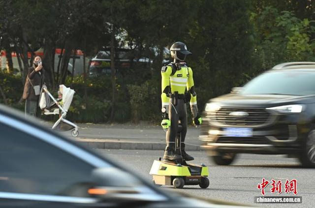 杭州街头的AI交通管理机器人。 王刚 摄