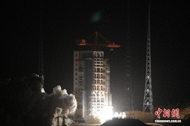 1月13日，中国在太原卫星发射中心使用长征六号改运载火箭，成功发射遥感五十号01星。王亚鹏 摄