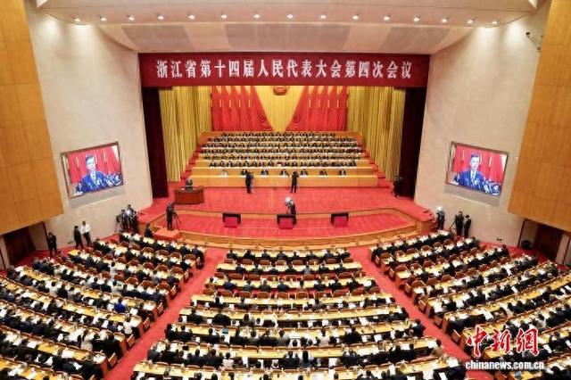 1月14日，浙江省十四届人大四次会议在杭州开幕，浙江省省长刘捷作政府工作报告。 张斌 摄