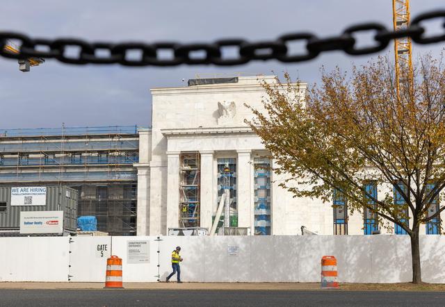 这是2025年10月29日在美国首都华盛顿拍摄的美国联邦储备委员会大楼外景。新华社记者胡友松摄