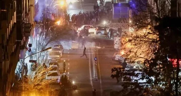 媒体：抛出“连坐关税”，特朗普要掐死伊朗！