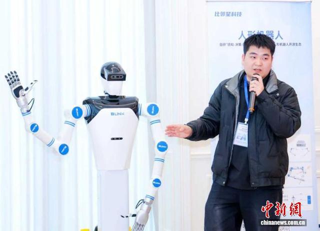 2025年12月，湖南长沙，工程师讲解人形机器人的双臂协同功能。阮迎春 摄