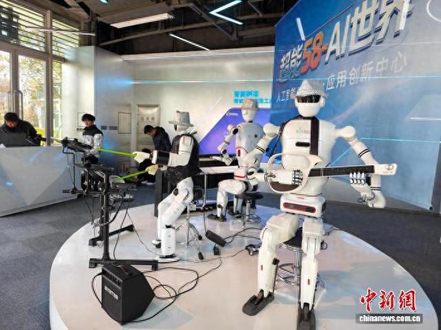 2025年11月18日，湖南首家机器人4S店内展示的人形机器人乐队。中新社记者 唐小晴 摄