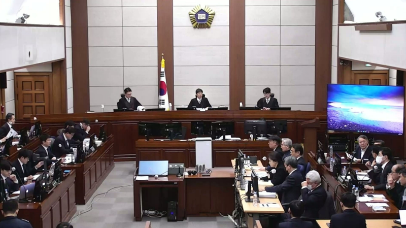 ▲1月13日，韩国前总统尹锡悦（右侧电视机下方）在韩国首尔出席法院庭审。图/新华社