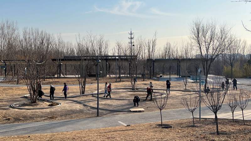 1月13日，温榆河公园，祥云状的四驱车赛道吸引了不少市民。新京报记者 刘婧瑜 摄
