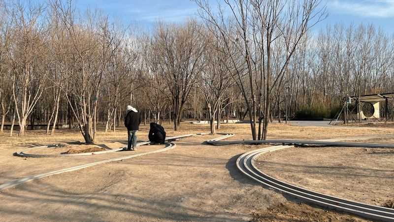 温榆河公园，市民围着四驱车赛道。新京报记者 刘婧瑜 摄