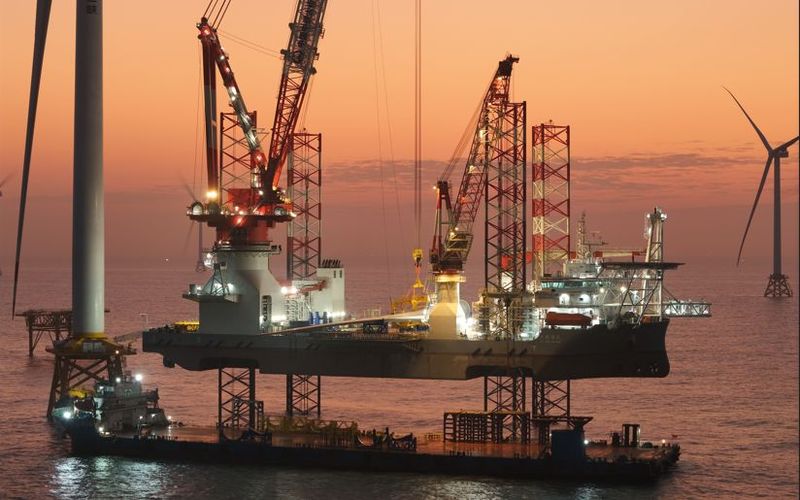 1月13日，由中铁大桥局承建的全球首台20兆瓦海上风电机组在闽南海域成功吊装。中铁大桥局供图