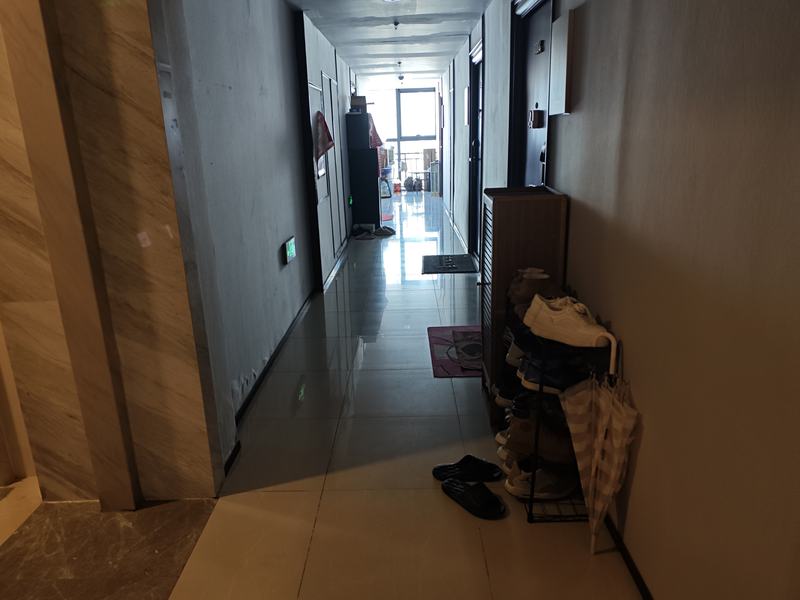 楼道内摆放着物品，在紧急情况下会影响人员逃生自救。房山消防供图