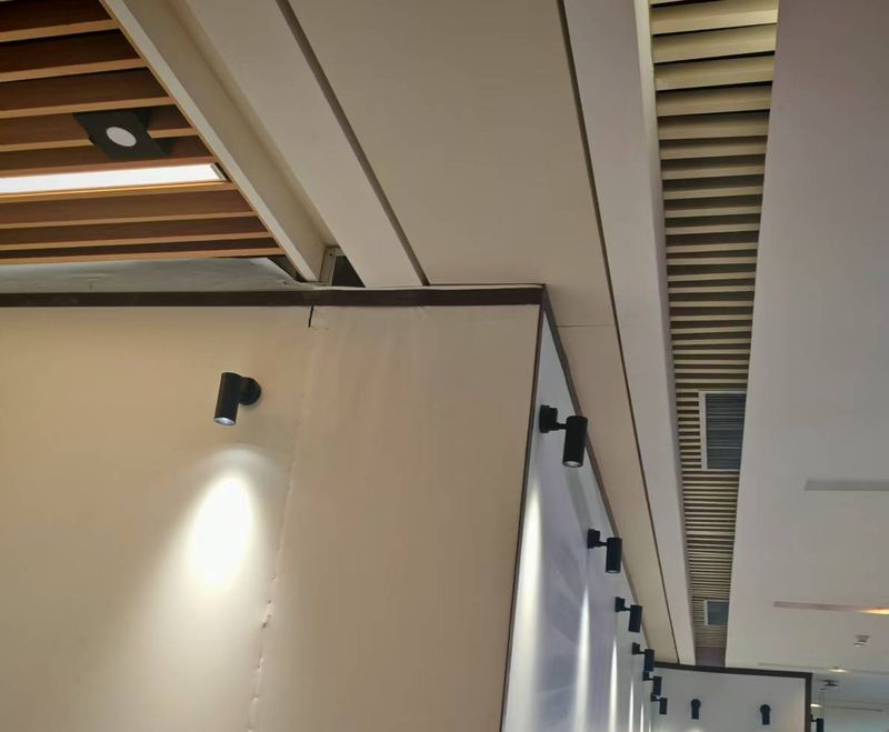 围挡让防火卷帘完全无法正常下降。大兴消防供图