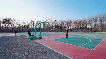 市民在台湖东石体育公园篮球场打篮球。图/“北京通州发布”微信公众号