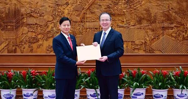 外交部部长助理兼礼宾司司长洪磊接受缅甸新任驻华大使递交国书副本